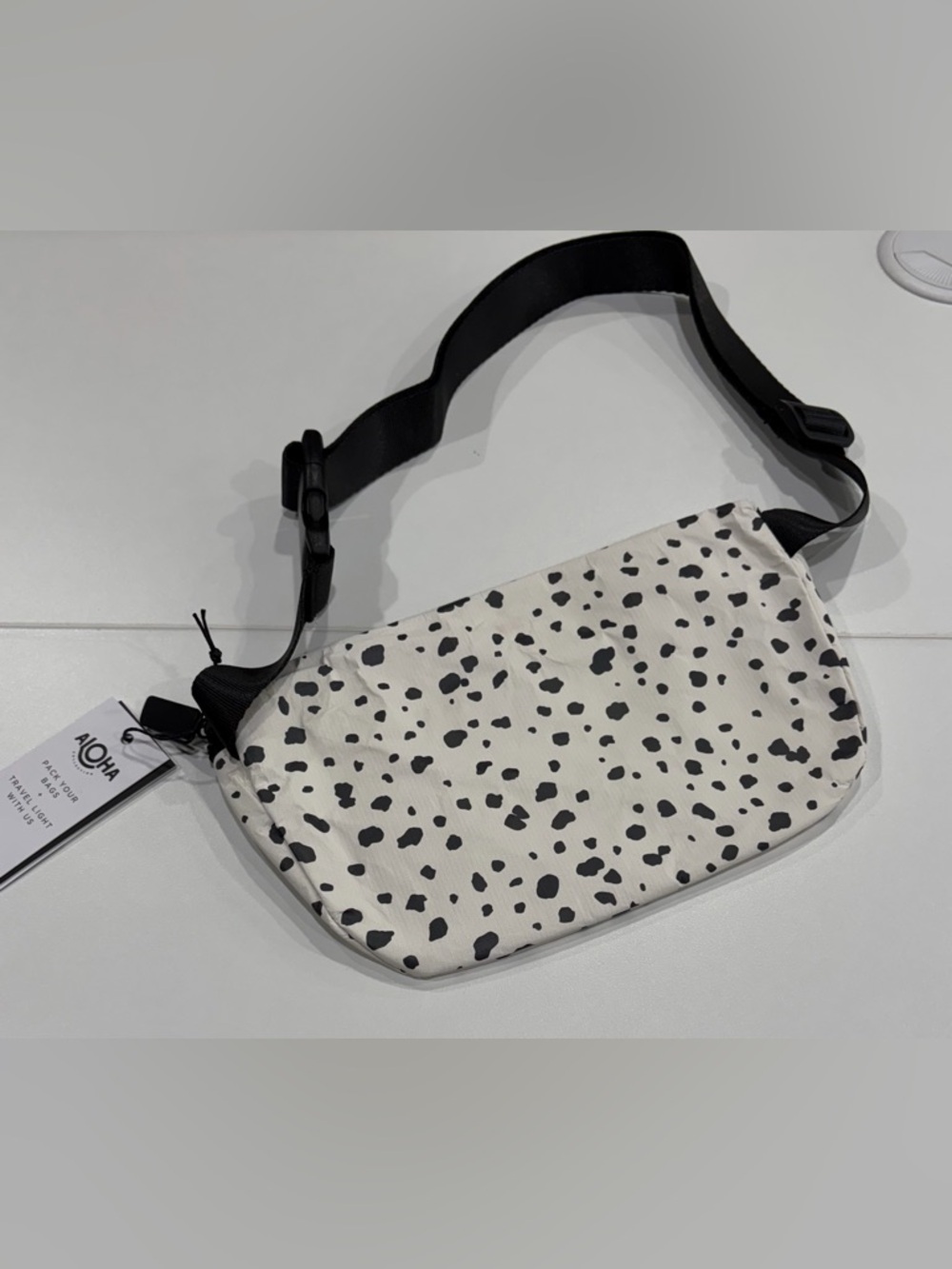 Vuori ALOHA-Mini Hip Pack Waist Black White NWT Internal Zipper Belt Bag - Picture 3 of 9